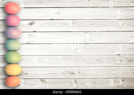 Color pastello di uova di colore bianco su tavole di legno, sullo sfondo di pasqua Foto Stock