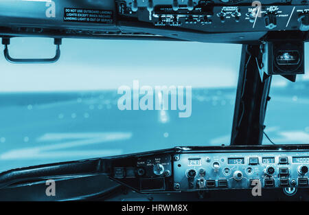 Vista del cruscotto accese cockpit di aeromobili commerciali di grandi dimensioni. Illuminato sul pannello del cruscotto in aereo cockpit bassa luce da un piano di controllo i cockpit Foto Stock