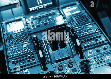 Leva di motore nella cabina di pilotaggio di un aereo di linea. Blu colorato tecnica. Foto Stock