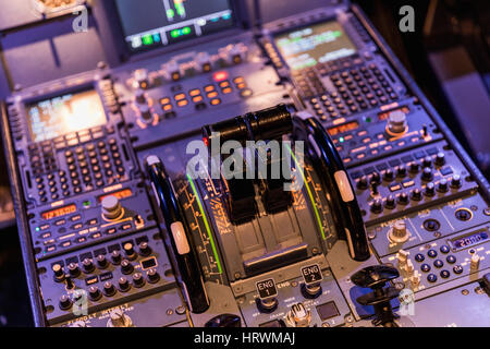 Leva di motore nella cabina di pilotaggio di un aereo di linea. Consolle centrale e farfalle in un vecchio aereo Foto Stock