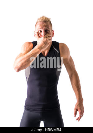 Bel giovane uomo che copre la bocca con la mano Foto Stock