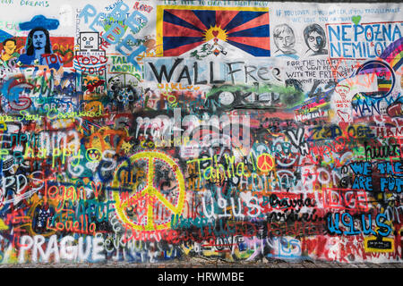 Praga, Repubblica Ceca - 02 Marzo 2017: la parete Lennon. John Lennon inspirované graffiti un kousky textu z písní Beatles in Prague Old Town. Foto Stock