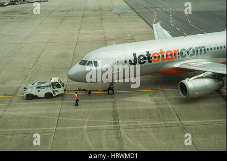 25.01.2017, Singapore, Repubblica di Singapore, in Asia - un aereo sul piazzale del Terminal 1 a Singapore Changi Airport. Foto Stock