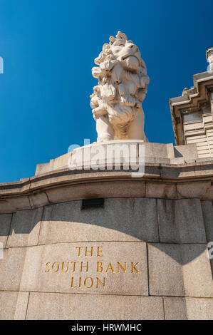 Il leone della sponda sud costruito in pietra Coade e che si trova sul lato sud del ponte di Westminster. Foto Stock