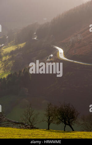 Guardando verso il basso sulla A542 dalla sommità del Horeshoe passano nelle vicinanze del Llangollen Galles del Nord Foto Stock