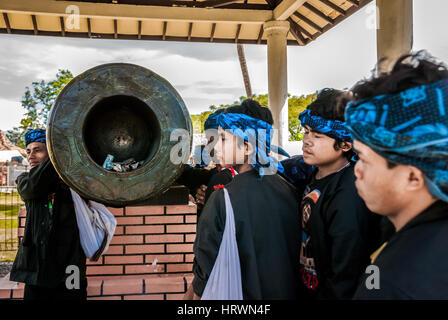 Giovani uomini della comunità tradizionale 'Urang Kanekes' --popolarmente conosciuto come la gente di Baduy --visitando un antico cannone nella zona di Old Banten, Indonesia. Foto Stock