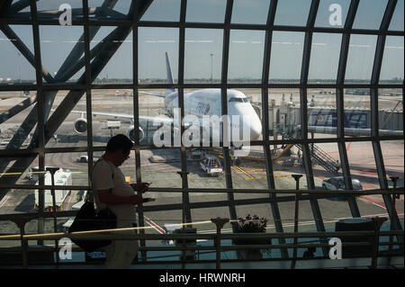 25.01.2017, Bangkok, Thailandia, Asia - un Thai Airways piano passeggero è parcheggiata in corrispondenza di un cancello a Bangkok Suvarnabhumi Airport. Foto Stock