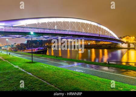 Visualizzare gli amanti del ponte dal Riverside Park di notte a Cracovia Foto Stock