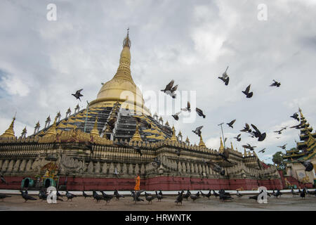 Mahazedi paya piccione con la più grande pagoda di bago , Myanmar Foto Stock