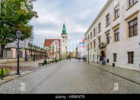 Cracovia in Polonia - ottobre 04: visualizzazione di una strada nella città vecchia di Cracovia vicino la piazza principale con il vecchio tradizionale polacco edifici su ottobre 04, 2016 in kra Foto Stock