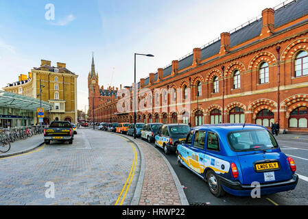 LONDON, Regno Unito - 31 ottobre: questo è un servizio taxi fuori Kings Cross St Pancrass stazione taxi dove attendere per i viaggiatori provenienti dalla stazione Foto Stock