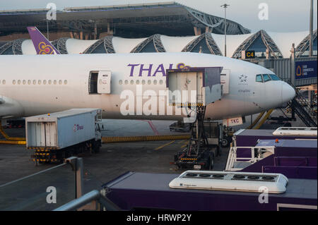 25.01.2017, Bangkok, Thailandia, Asia - un Thai Airways piano passeggero è parcheggiata in corrispondenza di un cancello a Bangkok Suvarnabhumi Airport. Foto Stock