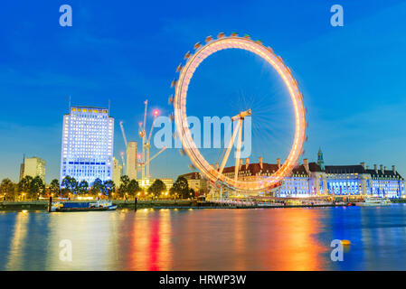 LONDON, Regno Unito - 01 novembre: questa è una vista del London Eye e architettura britannica lungo il fiume Tamigi il 01 novembre 2016 a Londra Foto Stock