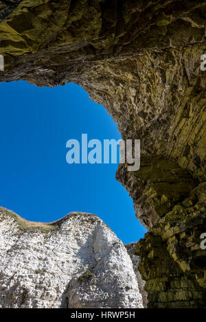 Vista da una grotta in scogliere a Selwicks bay, Flamborough, North Yorkshire, Inghilterra. Foto Stock