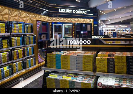 08.02.2017, Bangkok, Thailandia, Asia - Scaffali pieni di prodotti del tabacco in un negozio duty free a Bangkok Suvarnabhumi Airport. Foto Stock