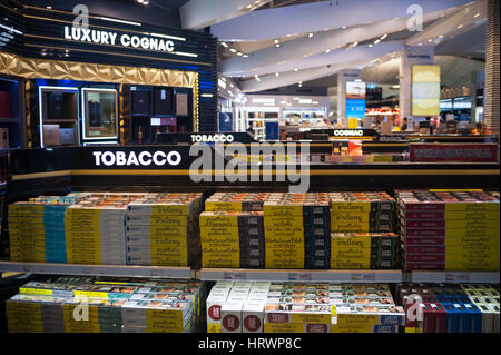 08.02.2017, Bangkok, Thailandia, Asia - Scaffali pieni di prodotti del tabacco in un negozio duty free a Bangkok Suvarnabhumi Airport. Foto Stock