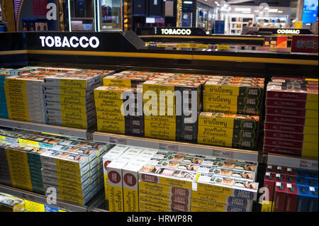 08.02.2017, Bangkok, Thailandia, Asia - Scaffali pieni di prodotti del tabacco in un negozio duty free a Bangkok Suvarnabhumi Airport. Foto Stock