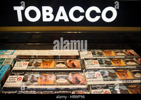 08.02.2017, Bangkok, Thailandia, Asia - Scaffali pieni di prodotti del tabacco in un negozio duty free a Bangkok Suvarnabhumi Airport. Foto Stock