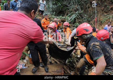 A ovest di Sumatra, Indonesia. Mar 4, 2017. Ricerca e salvataggio di trasferimento del team un corpo a Koto Alam villaggio di Limapuluh Kota nel quartiere occidentale di Giava, in Indonesia, 4 marzo, 2017. Frane e inondazioni hanno lasciato almeno quattro morti e migliaia di altri sfollati interni in Sumatra occidentale provincia dell Indonesia occidentale, un disastro senior agenzia ufficiale di detto il sabato. Credito: Amanda/Xinhua/Alamy Live News Foto Stock