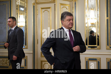 Kiev, Ucraina. 02Mar, 2017. Il presidente dell'Ucraina Petro Poroschenko, (r) e il Sindaco di Kiev Vitali Klitschko in attesa su il ministro degli esteri tedesco Sigmar Gabriel nella presidental palace a Kiev, Ucraina, 02 marzo 2017. Gabriel sta attualmente conducendo una tre giorni di tour degli stati baltici e in Ucraina. Foto: Bernd von Jutrczenka/dpa/Alamy Live News Foto Stock