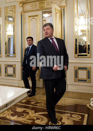 Kiev, Ucraina. 02Mar, 2017. Il presidente dell'Ucraina Petro Poroschenko, (r) e l'Ucraino Ministro degli Esteri Palo Klimkin (l) in attesa su il Ministro degli esteri tedesco Sigmar Gabriel nella presidental palace a Kiev, Ucraina, 02 marzo 2017. Gabriel sta attualmente conducendo una tre giorni di tour degli stati baltici e in Ucraina. Foto: Bernd von Jutrczenka/dpa/Alamy Live News Foto Stock