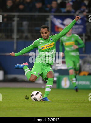 Amburgo, Germania. 01 Mar, 2017. Gladbach's Raffael in azione durante la DFB Cup quarti di finale match tra Hamburger SV e Borussia Moenchengladbach al Volksparkstadion ad Amburgo, Germania, 01 marzo 2017. Foto: Daniel Reinhardt/dpa/Alamy Live News Foto Stock