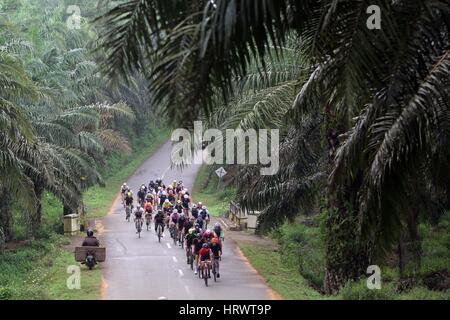 Il Bintan, Isole Riau, Indonesia. Mar 4, 2017. Il Bintan Island, INDONESIA - MARZO 04: piloti competere durante 2017 Tour de Bintan, il Marzo 04, 2017 nell'Isola di Bintan, Indonesia. Tour de Bintan seguita da 1000 partecipanti provenienti da 40 paesi. Credito: Sijori Immagini/ZUMA filo/Alamy Live News Foto Stock