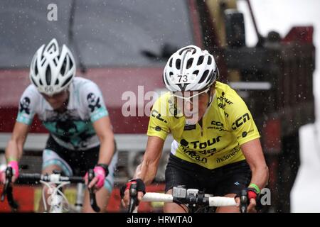 Il Bintan, Isole Riau, Indonesia. Mar 4, 2017. Il Bintan Island, INDONESIA - MARZO 04: piloti competere durante 2017 Tour de Bintan, il Marzo 04, 2017 nell'Isola di Bintan, Indonesia. Tour de Bintan seguita da 1000 partecipanti provenienti da 40 paesi. Credito: Sijori Immagini/ZUMA filo/Alamy Live News Foto Stock