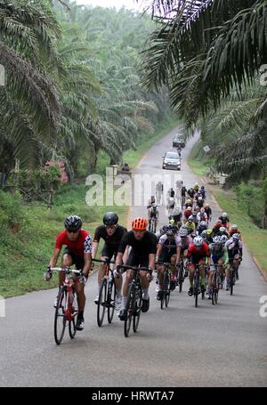 Il Bintan, Isole Riau, Indonesia. Mar 4, 2017. Il Bintan Island, INDONESIA - MARZO 04: piloti competere durante 2017 Tour de Bintan, il Marzo 04, 2017 nell'Isola di Bintan, Indonesia. Tour de Bintan seguita da 1000 partecipanti provenienti da 40 paesi. Credito: Sijori Immagini/ZUMA filo/Alamy Live News Foto Stock