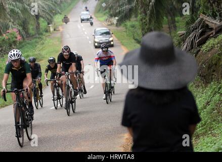 Il Bintan, Isole Riau, Indonesia. Mar 4, 2017. Il Bintan Island, INDONESIA - MARZO 04: piloti competere durante 2017 Tour de Bintan, il Marzo 04, 2017 nell'Isola di Bintan, Indonesia. Tour de Bintan seguita da 1000 partecipanti provenienti da 40 paesi. Credito: Sijori Immagini/ZUMA filo/Alamy Live News Foto Stock