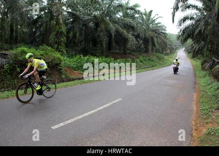 Il Bintan, Isole Riau, Indonesia. Mar 4, 2017. Il Bintan Island, INDONESIA - MARZO 04: piloti competere durante 2017 Tour de Bintan, il Marzo 04, 2017 nell'Isola di Bintan, Indonesia. Tour de Bintan seguita da 1000 partecipanti provenienti da 40 paesi. Credito: Sijori Immagini/ZUMA filo/Alamy Live News Foto Stock