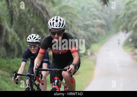 Il Bintan, Isole Riau, Indonesia. Mar 4, 2017. Il Bintan Island, INDONESIA - MARZO 04: piloti competere durante 2017 Tour de Bintan, il Marzo 04, 2017 nell'Isola di Bintan, Indonesia. Tour de Bintan seguita da 1000 partecipanti provenienti da 40 paesi. Credito: Sijori Immagini/ZUMA filo/Alamy Live News Foto Stock