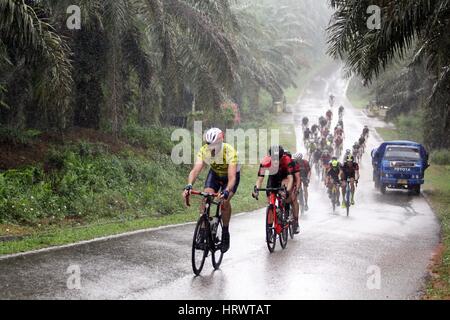 Il Bintan, Isole Riau, Indonesia. Mar 4, 2017. Il Bintan Island, INDONESIA - MARZO 04: piloti competere durante 2017 Tour de Bintan, il Marzo 04, 2017 nell'Isola di Bintan, Indonesia. Tour de Bintan seguita da 1000 partecipanti provenienti da 40 paesi. Credito: Sijori Immagini/ZUMA filo/Alamy Live News Foto Stock