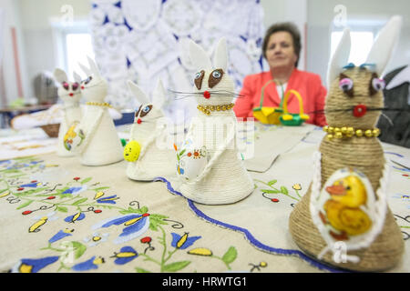 Zukowo, Polonia. 04 Mar, 2017. Kashubian tradizionale ricamo è visto il 4 marzo 2017 in Zukowo, Polonia. Gli agricoltori mogli associazioni dalla regione Kashubia competere, che rende migliore la pasqua torte e piatti regionali, Kashubian ricamo, e Pasqua ornamenti e decorazioni Credito: Michal Fludra/Alamy Live News Foto Stock