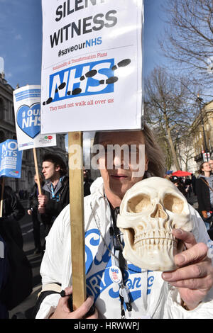 Londra, Regno Unito. Il 4° marzo 2017. Il NHS marzo attraverso il centro di Londra. Credito: Matteo Chattle/Alamy Live News Foto Stock