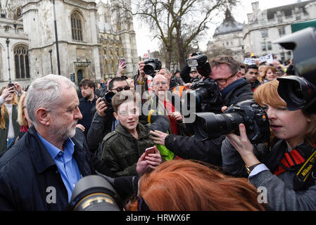 Londra, Regno Unito. 4 marzo 2017. Leader laburista, Jeremy Corbyn arriva all'indirizzo migliaia di prendere parte a una 'Salva il NHS rally". I manifestanti hanno protestato contro i tagli dei fondi, marciando dal Tavistock Square a Piazza del Parlamento. Credito: Stephen Chung / Alamy Live News Foto Stock