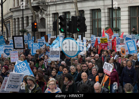 Londra, Regno Unito. Mar 4, 2017. Manifestazione nazionale a difendere il NHS in marzo Credito: Brian Southam/Alamy Live News Foto Stock