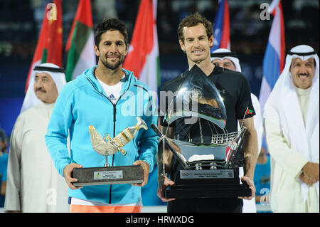 Dubai, EAU. 4 Marzo, 2017. Dubai, EAU. Mar 4, 2017. La Gran Bretagna di Andy Murray e Spagna Fernando Verdasco celebrare con i loro trofei dopo il Dubai Duty Free Tennis Championships finale. Murray ha vinto 6-3 6-2 a vincere il suo primo torneo ATP di Dubai a credito: Feroz Khan/Alamy Live News Foto Stock