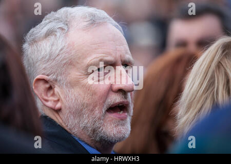 Londra, Regno Unito. 4 Marzo, 2017. Jeremy Corbyn arriva a parlare è il nostro NHS manifestazione nazionale a sostegno del Servizio Sanitario Nazionale e contro i tagli, chiusure e privatizzazione. Credito: Mark Kerrison/Alamy Live News Foto Stock