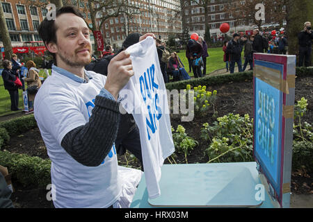 Londra, Regno Unito. Il 4° marzo 2017. National #ourNHS dimostrazione. Dimostranti si sono stretti a Tavistock Square a marzo per le strade di Londra al Parlamento. Stavano chiamando per l'assenza di tagli di NHS, senza chiusure, nessuna privatizzazione. Il nostro NHS teeshirts venivano serigrafato su richiesta. Il mese di marzo è stata organizzata da campagne di salute insieme e il gruppo dei popoli. Credito: Steve Bell/Alamy Live News. Foto Stock