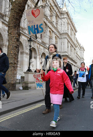 Londra, Regno Unito. Mar 4, 2017. È il nostro NHS - manifestazione nazionale . Londra, UK . 04.03.2017 i manifestanti a 'è il nostro NHS - Manifestazione nazionale a Londra. Credito: Paolo Marriott/Alamy Live News Foto Stock