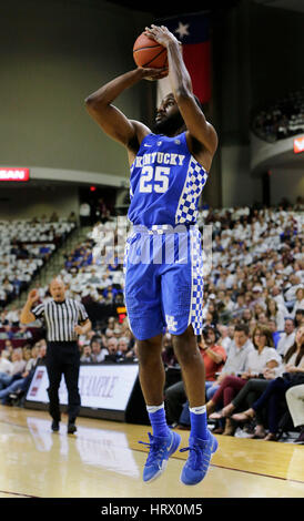 College Station, TX, Stati Uniti. Mar 4, 2017. Kentucky guard Dominique Hawkins (25) ha tentato un colpo al di fuori nella prima metà del Kentucky al Texas A&M a Reed Arena in College Station, Texas, il 4 marzo 2017. Credito: Lexington Herald-Leader/ZUMA filo/Alamy Live News Foto Stock