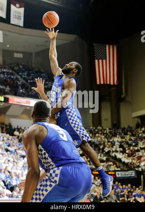 College Station, TX, Stati Uniti. Mar 4, 2017. Kentucky guard Dominique Hawkins (25) ha segnato nel primo semestre del Kentucky al Texas A&M a Reed Arena in College Station, Texas, il 4 marzo 2017. Il Kentucky ha battuto il Aggies 71-63. Credito: Lexington Herald-Leader/ZUMA filo/Alamy Live News Foto Stock