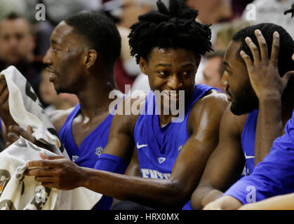 College Station, TX, Stati Uniti. Mar 4, 2017. Da sinistra, Kentucky avanti Edrice ''Bam'' Adebayo (3), Kentucky guard De'Aaron Fox (0) e Kentucky guard Dominique Hawkins (25) appoggiato sul banco nella seconda metà del Kentucky al Texas A&M a Reed Arena in College Station, Texas, il 4 marzo 2017. Il Kentucky ha battuto il Aggies 71-63. Credito: Lexington Herald-Leader/ZUMA filo/Alamy Live News Foto Stock