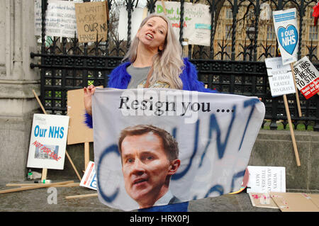 Londra, UK, 04/03/2017, migliaia di marzo attraverso il centro di Londra a sostegno del NHS e contro ulteriori tagli al finanziamento. Credito: JOHNNY ARMSTEAD/Alamy Live News Foto Stock