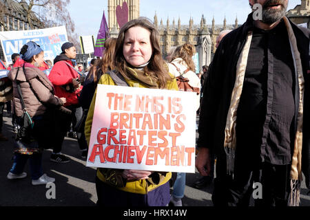 Londra, UK, 4 marzo 2017. Decine di migliaia di persone, compresa l'assistenza sanitaria personale, marzo a Londra per chiedere un completamente finanziate pubblicamente e di proprietà di NHS. Credito: Yanice Idir/ Alamy Live Nes Foto Stock