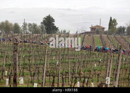 4 marzo 2017 undicesimo strade bianche Peloton a Montalcino foto: Cronos/Yuzuru Sunada Foto Stock