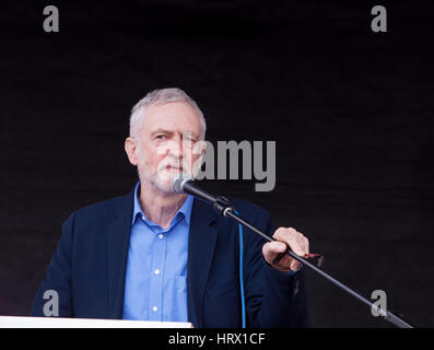 Londra, Regno Unito. Il 4 marzo 2017. Jeremy Corbyn risolve il NHS Rally. Jeremy Corbyn affrontato una folla di persone che hanno manifestato contro i tagli al British Health System Credito: Jane Campbell/Alamy Live News Foto Stock