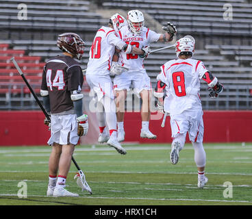 La stagione. Mar 4, 2017. Rutgers Mark Christiano (18) celebra il suo obiettivo con i tuoi compagni di squadra durante un NCAA lacrosse gioco tra gli Orsi e la Rutgers Scarlet Knights ad alto punto soluzioni Stadium di Piscataway, NJ. Rutgers beat Brown 13-11 per andare 5-0 sulla stagione. Mike Langish/Cal Sport Media. Credito: csm/Alamy Live News Foto Stock