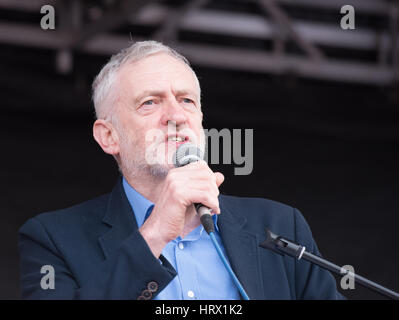 Londra, 4 marzo 2017, massa rally e marzo a sostegno del NHS a Londra, indirizzata da Jeremy Corbyn MP PC Credito: Ian Davidson/Alamy Live News Foto Stock